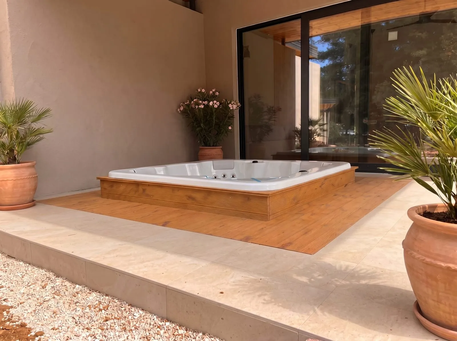 Poolanlage als Außenbereich einer Tectum Moduleinheit
